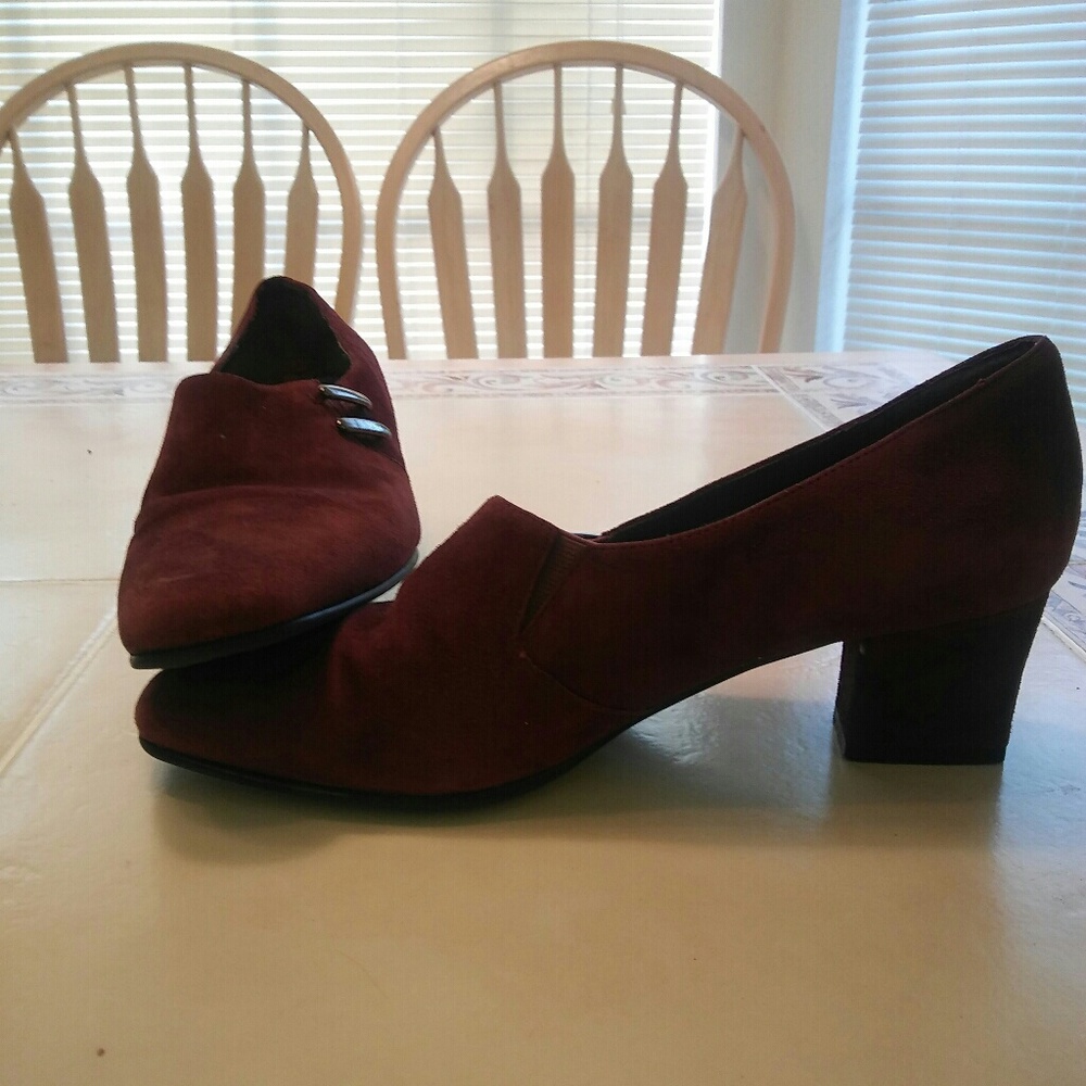 7M Karen Scott Red Suede Heels